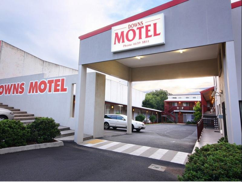 ダウンズ モーテル トゥーンバ エクステリア 写真